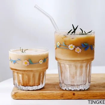 Jaapani ja korea in tuule daisy klaas tass kohvi tassi mahla cola, piim, tee tassi kodus köögis vesi cup