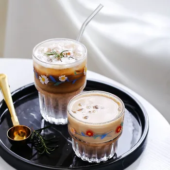 Jaapani ja korea in tuule daisy klaas tass kohvi tassi mahla cola, piim, tee tassi kodus köögis vesi cup