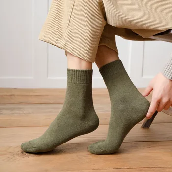 HY28-Meeste Soojad Sokid tumeda värviga tahke värvi sokid talv mehed kannavad sokke Vaba aja veetmise sokid Paksenema termilise keskmise toru sokk Pehmed sokid