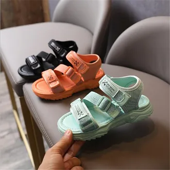 Laste sandaalid 2021 suvel uued poiste sandaalid pehme põhjaga blokeerumisvastased rand kingad tüdrukute mood värviga sandaalid on Takjakinnitusega