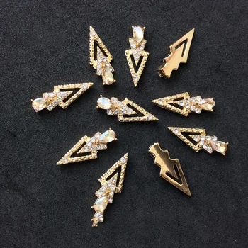 10tk Driehoek Nail Art prügikasti raputas Bedels Nagels Decal poola Geel Lichtmetalen Võlusid Driehoek 3D Küünte Crystal Võlu gem küünte