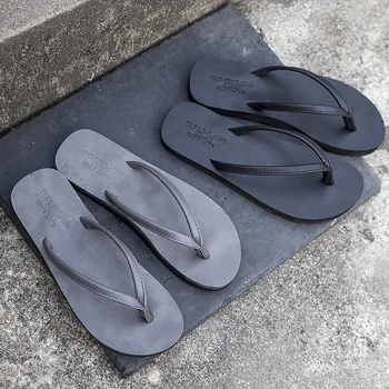 Paarid flip-flops sandaalid ja sussid meestele ja naistele. Korea õpilased kannavad meeste sussid väljaspool trend